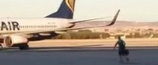 Copertina di Madrid, il volo sta per partire: il passeggero si butta dal finger e raggiunge l’aereo di corsa