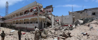 Copertina di Somalia, kamikaze con autobomba contro l’albergo dei diplomatici a Mogadiscio: 26 morti e 50 feriti. Al Shabaab rivendica