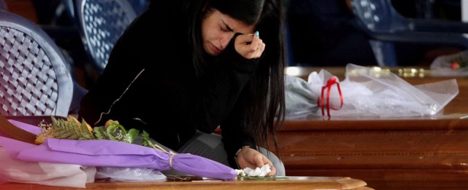 Copertina di Terremoto Centro Italia, Amatrice dà ultimo saluto alle vittime. Vescovo: “Uccidono opere umane, non il sisma”. Renzi: “Soldi ci sono, garantisco ritorno comunità” (FOTO – VIDEO)