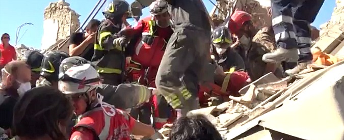Copertina di Terremoto, l’applauso liberatorio per una vita salvata. Uomo estratto dalle macerie