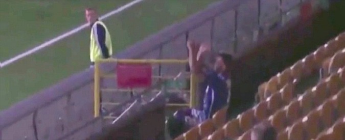 Copertina di La strana esultanza del calciatore svedese: segna, va ad applaudirsi sugli spalti e viene espulso