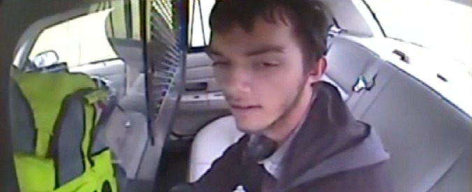 Copertina di Provoca l’agente, che si schianta. Il ribelle sbalzato fuori dal lunotto: tutta la sequenza