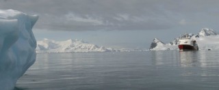 Copertina di Alaska, al via prima crociera attraverso la calotta polare. Wwf: “É un precedente pericoloso, ecosistema a rischio”