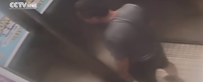 Copertina di “Il peggior incubo”: per un guasto all’ascensore cinese precipita per 28 piani. Ma è salvo