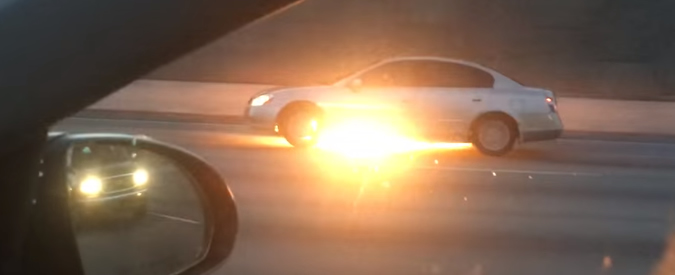 Copertina di Usa, Atlanta: l’auto è in fiamme ma il conducente continua a guidare. Il video su Youtube