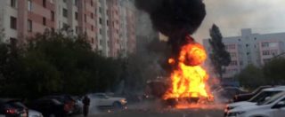 Copertina di Russia, auto in fiamme in un parcheggio. Poi l’esplosione da film