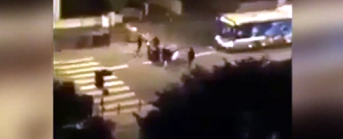Copertina di Francia, agguato nella notte del 28 luglio: molotov contro bus. Il video dell’assalto