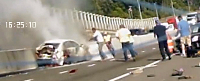 Copertina di Camion travolge le auto ferme in coda. Una donna rischia la vita tra le fiamme