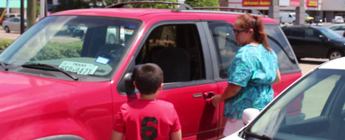 Copertina di Usa, lascia i figli piccoli in auto sotto il sole per andare a fare spesa e mangiare un dolcetto