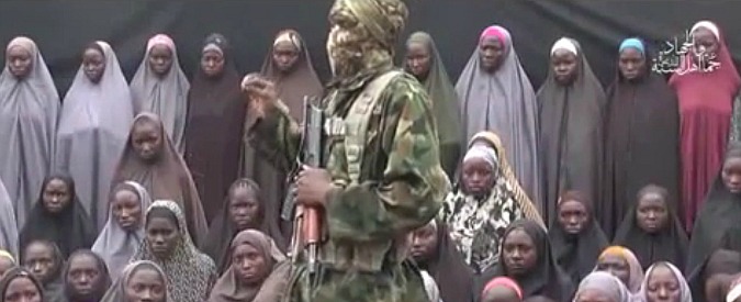 Copertina di Nigeria, studentesse rapite nel 2014 mostrate vive in un nuovo video di Boko Haram: “Libere in cambio di prigionieri”
