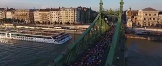 Copertina di In 600 per lo yoga sul Danubio, il drone riprende la lezione da record sul ponte della Libertà a Budapest