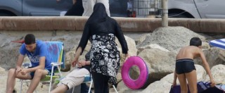 Nizza, obbligata dai poliziotti a togliere il burkini in spiaggia: polemiche sul web