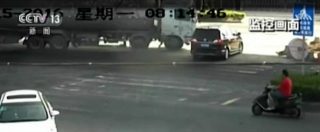 Copertina di Cina, la cisterna si ribalta in strada: a farne le spese una coppia a bordo dell’auto che viene schiacciata