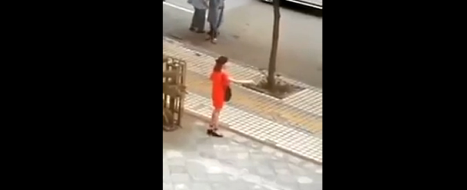 Copertina di Cina, donna minaccia di suicidarsi con una mannaia: tra il panico spunta un passante e la salva