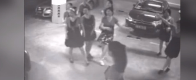 Copertina di Cina, impiega troppo tempo a parcheggiare: in suo aiuto arriva una ballerina