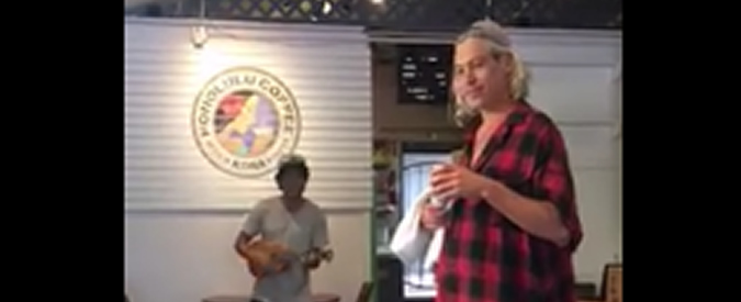Copertina di Hawaii, l’artista di strada canta una cover ma non sa che davanti a lui c’è l’autore del brano. Il duetto è virale