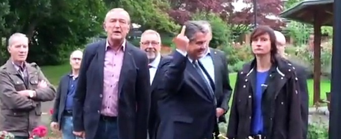 Copertina di Germania, il vicecancelliere Sigmar Gabriel non si trattiene: dito medio ai manifestanti