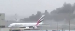 Copertina di Dubai, aereo Emirates esplode sulla pista dopo l’atterraggio d’emergenza: “Salvi i passeggeri”