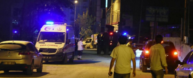 Turchia, attacco kamikaze con camion – bomba contro stazione della polizia: undici morti