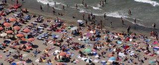 Copertina di Case vacanze sovraffollate truffe online e sesso in spiaggia. L’estate un po’ furba e un po’ cafona degli italiani