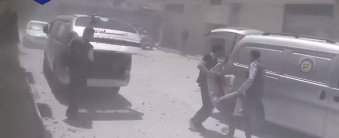 Copertina di Siria, fuggire alla morte sotto le bombe di Damasco: i volontari soccorrono i feriti