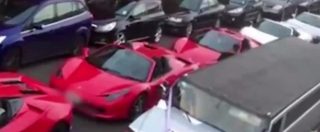 Copertina di Birmingham, un milione di sterline bloccano il traffico: ci sono 5 Lamborghini e Ferrari in doppia fila