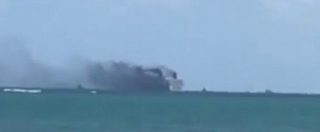Copertina di Porto Rico, a fuoco un traghetto con 500 persone a bordo. Guardia costiera al lavoro