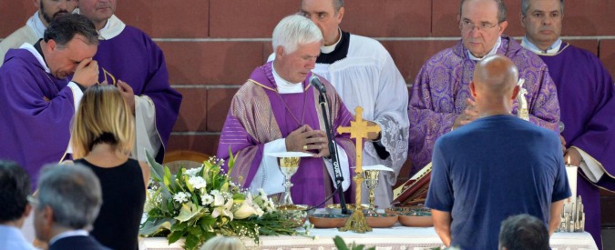 Copertina di Ascoli Piceno, funerali di Stato per le vittime del terremoto: “Impariamo a dialogare con la natura”