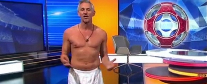 Copertina di Inghilterra, l’ex bomber Gary Lineker mantiene la promessa: va in onda indossando solo le mutande