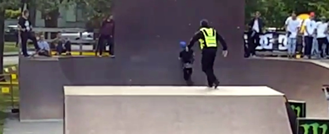 Copertina di Estonia, invade la pista da skate con la Bmx e l’addetto alla sicurezza gli dà una lezione