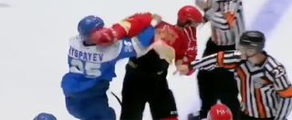 Copertina di Hockey, giocatore impazzisce e cerca di picchiare tutta la squadra avversaria