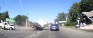 Copertina di Russia, camioncino tampona un’auto: i passeggeri volano fuori dall’abitacolo, tra cui una donna incinta