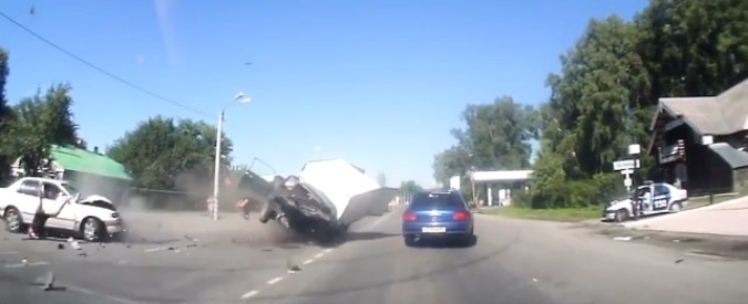 Copertina di Russia, camioncino tampona un’auto: i passeggeri volano fuori dall’abitacolo, tra cui una donna incinta