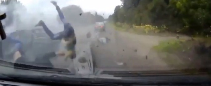 Copertina di Russia, sorpasso azzardato di un’auto che si schianta contro un camion: l’impatto è mortale