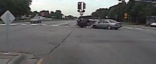 Copertina di Usa, volante della polizia passa con il rosso durante un inseguimento: ecco cosa accade