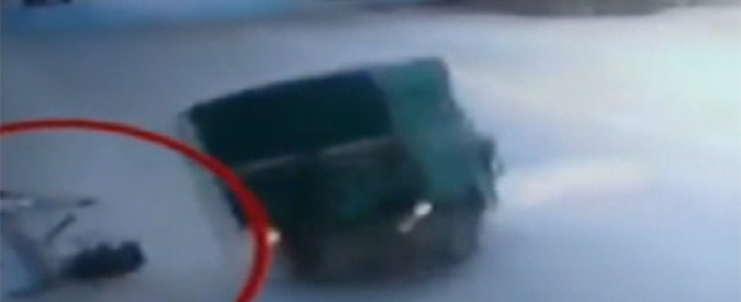 Copertina di Tragedia dell’indifferenza in India. Travolto da un risciò viene lasciato morire sul ciglio della strada