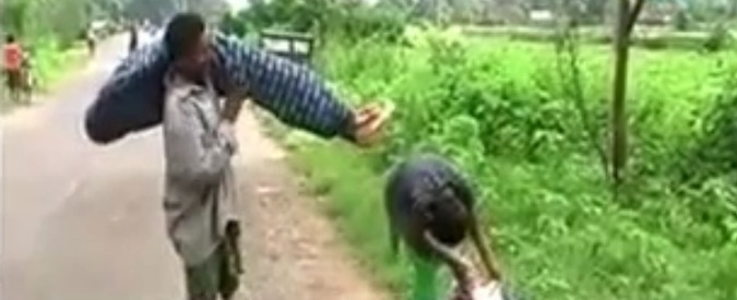 Copertina di Chilometri con la moglie morta in spalla, l’umiliazione di una famiglia povera in India