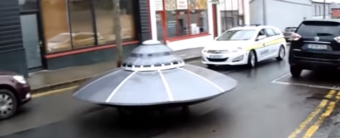 Copertina di Irlanda, Ufo sulle strade di Gorey. E la polizia gli fa da scorta