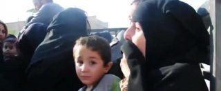 Copertina di Siria, milizie curde liberano civili dal giogo dell’Isis: una mamma in lacrime si toglie il velo