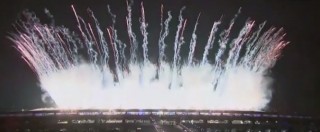 Copertina di Olimpiadi 2016, esplosioni di luci al Maracanà per la cerimonia d’apertura: gente festeggia in strada (VIDEO)