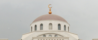 Copertina di Moschee, decenni di opacità sui fondi: in 3 anni 25 milioni solo dal Qatar. Ucoii: “Comuni non ci chiedono i bilanci, noi li diamo”