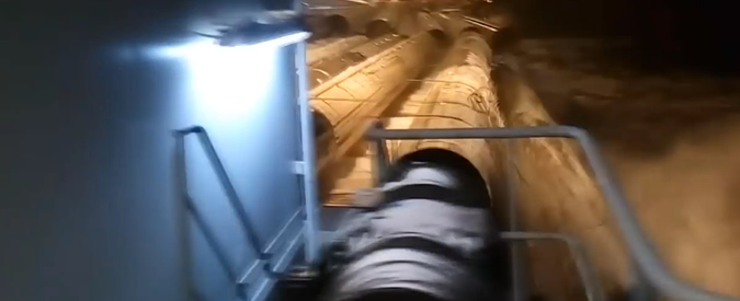 Copertina di Mare grosso, il cargo si perde il carico. Tubi in acqua, e l’equipaggio osserva impotente