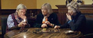 Copertina di Channel 4, tre nonne in un coffee shop ad Amsterdam: per la prima volta fumano una canna