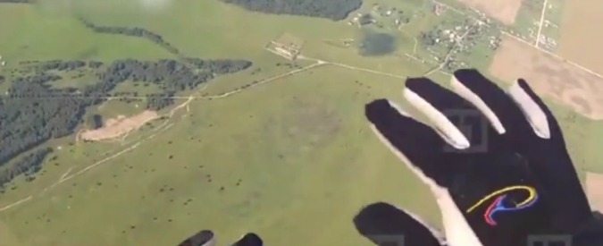 Copertina di Russia, le funi si aggrovigliano: il paracadutista filma l’ultimo volo prima dello schianto