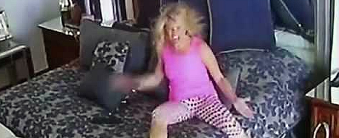 Copertina di Incolpa il fidanzato milionario di averla picchiata. Americana incastrata da una telecamera nascosta