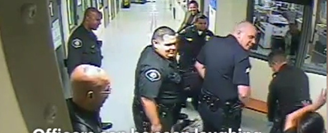 Copertina di Usa, muore mentre è sotto custodia della polizia: agenti lo deridono mentre tentano di rianimarlo