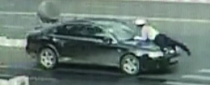 Copertina di Cina, poliziotto trascinato per un chilometro sul cofano di un’auto