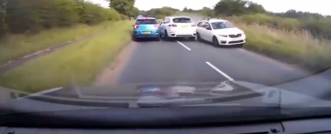 Copertina di “Uè barbone, fammi largo”: il Marco Ranzani inglese sperona un’altra auto con la sua Porsche Cayenne