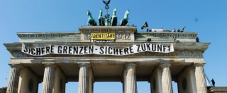 Copertina di Germania, migranti: pezzi di partito in rivolta, Merkel rinvia ricandidatura. Neonazi sul tetto della Porta Brandeburgo