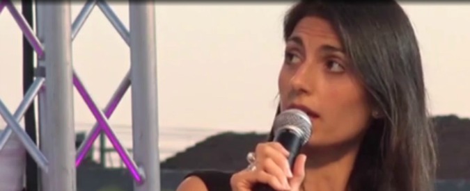 Copertina di Roma, Raggi: “Maxi stipendi? Competenza e merito si pagano il giusto. Ma spendiamo meno di Marino”